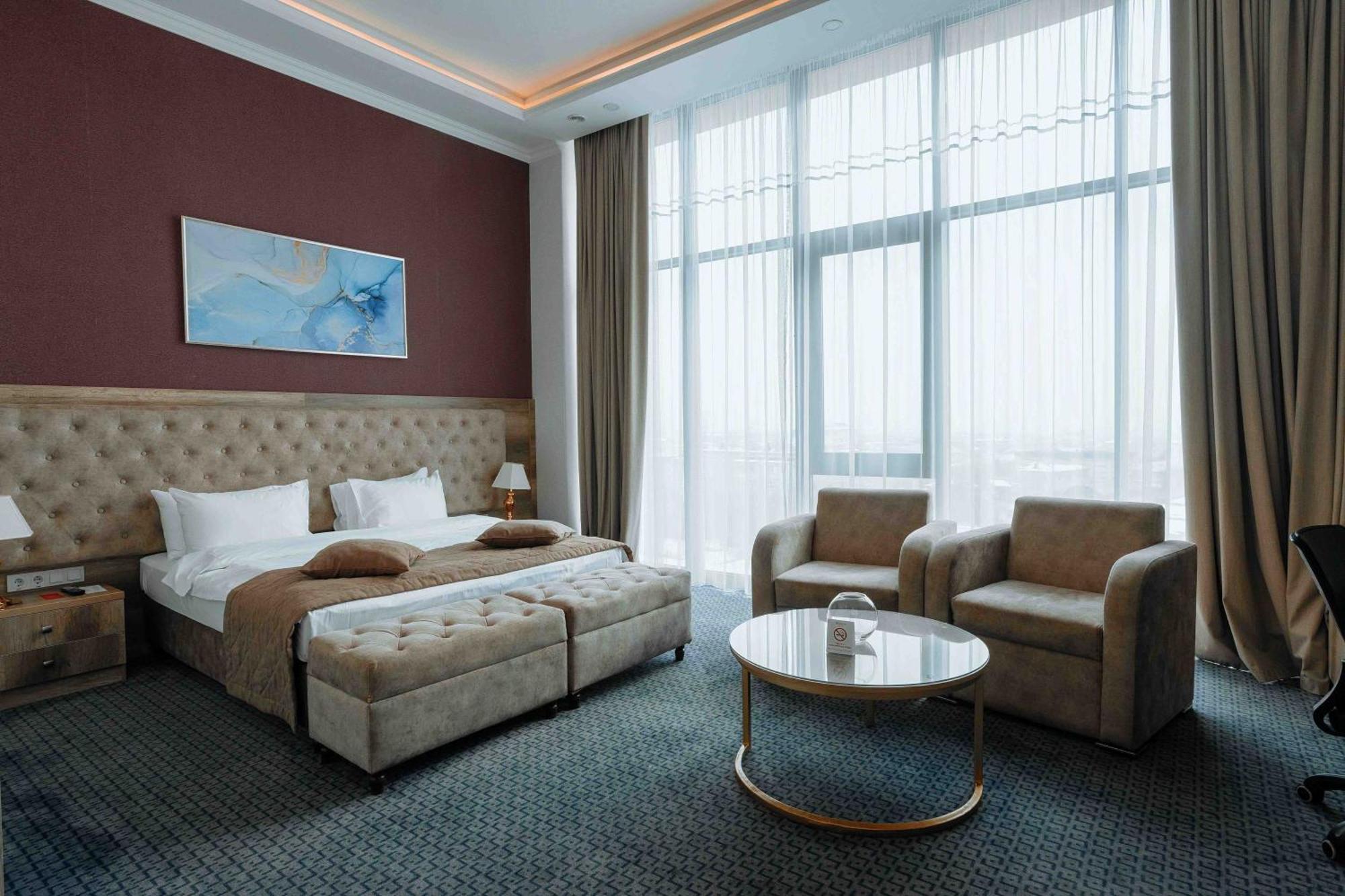 Ramada By Wyndham Shymkent Hotell Exteriör bild