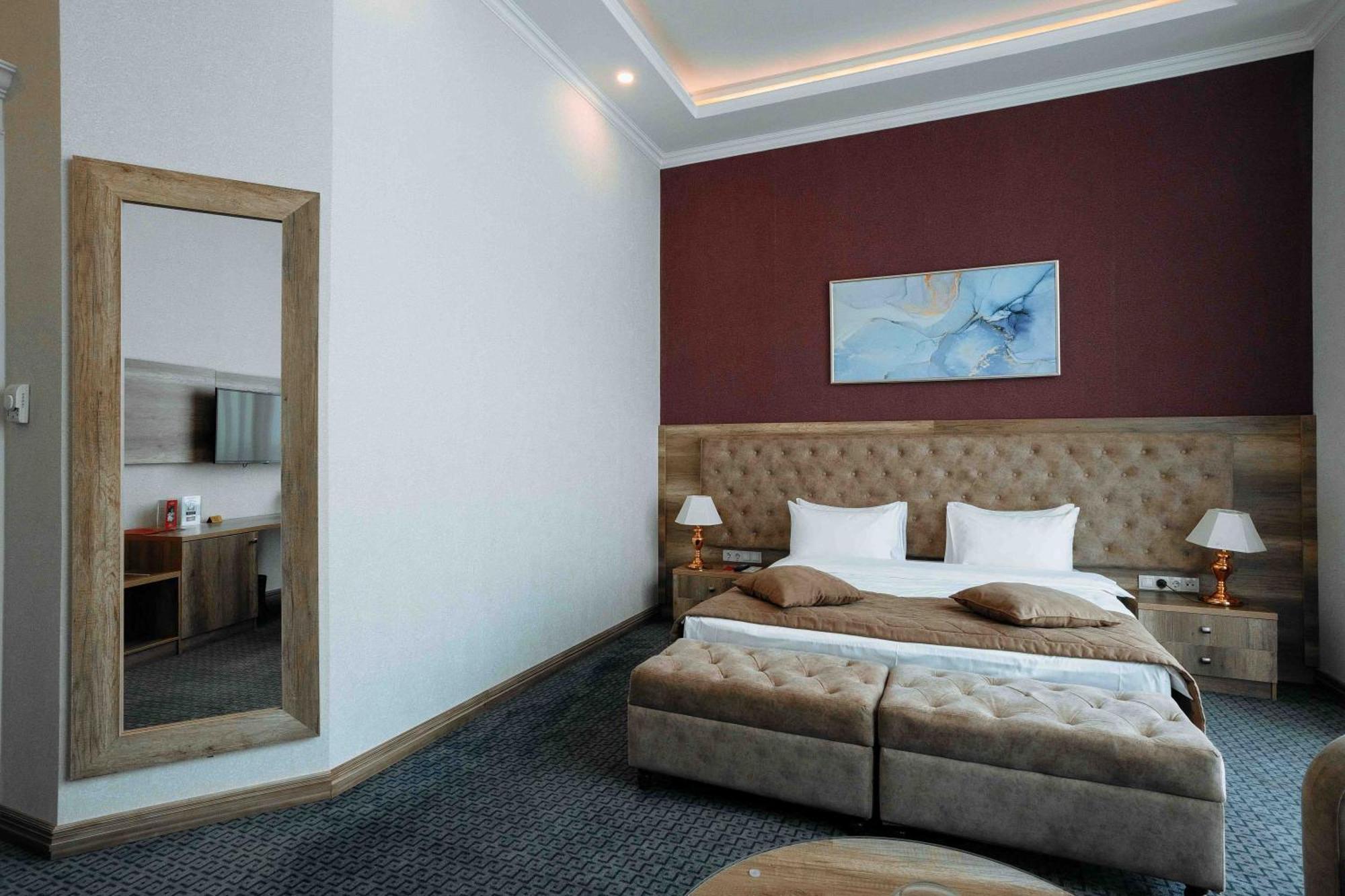Ramada By Wyndham Shymkent Hotell Exteriör bild
