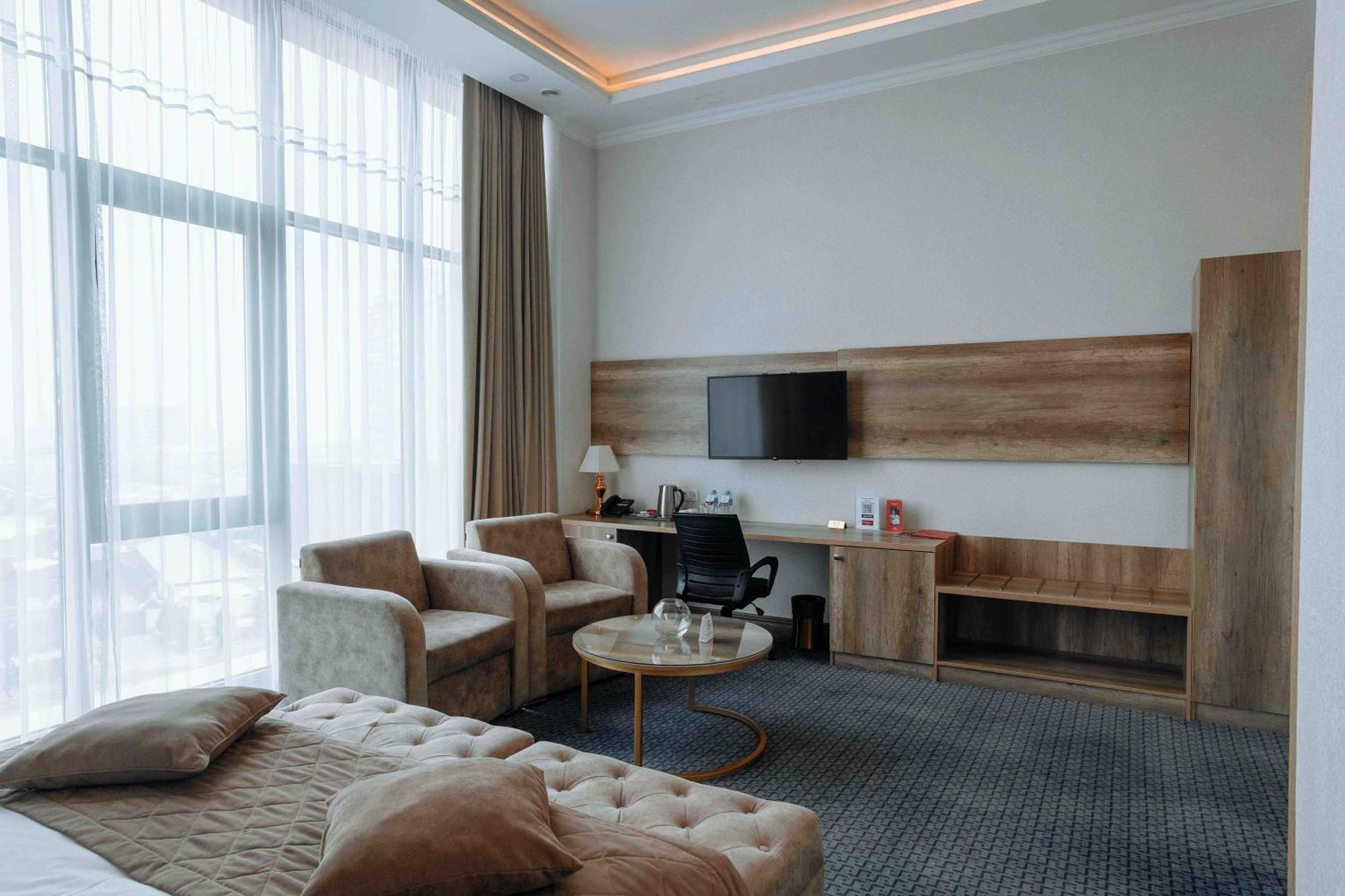 Ramada By Wyndham Shymkent Hotell Exteriör bild