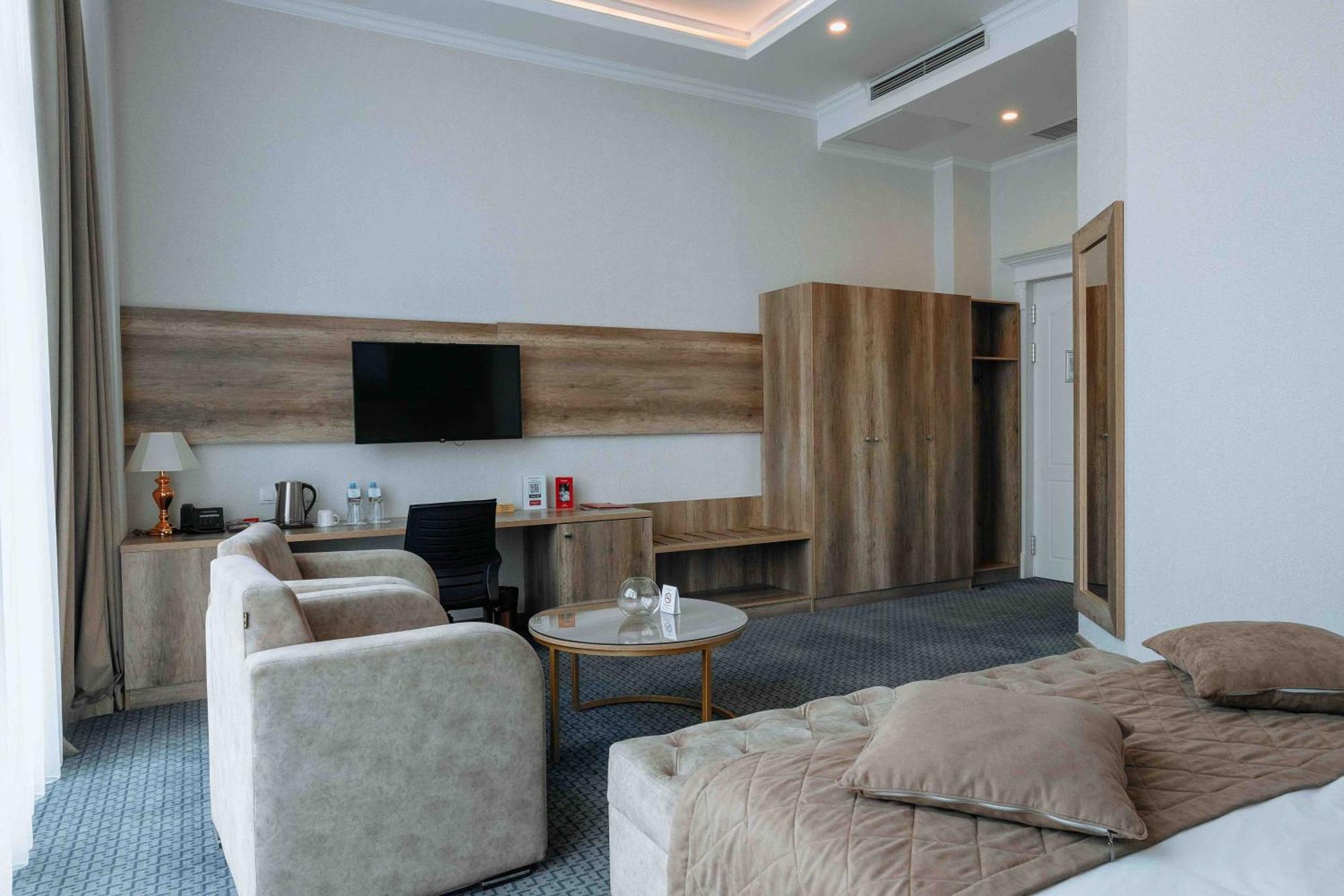 Ramada By Wyndham Shymkent Hotell Exteriör bild