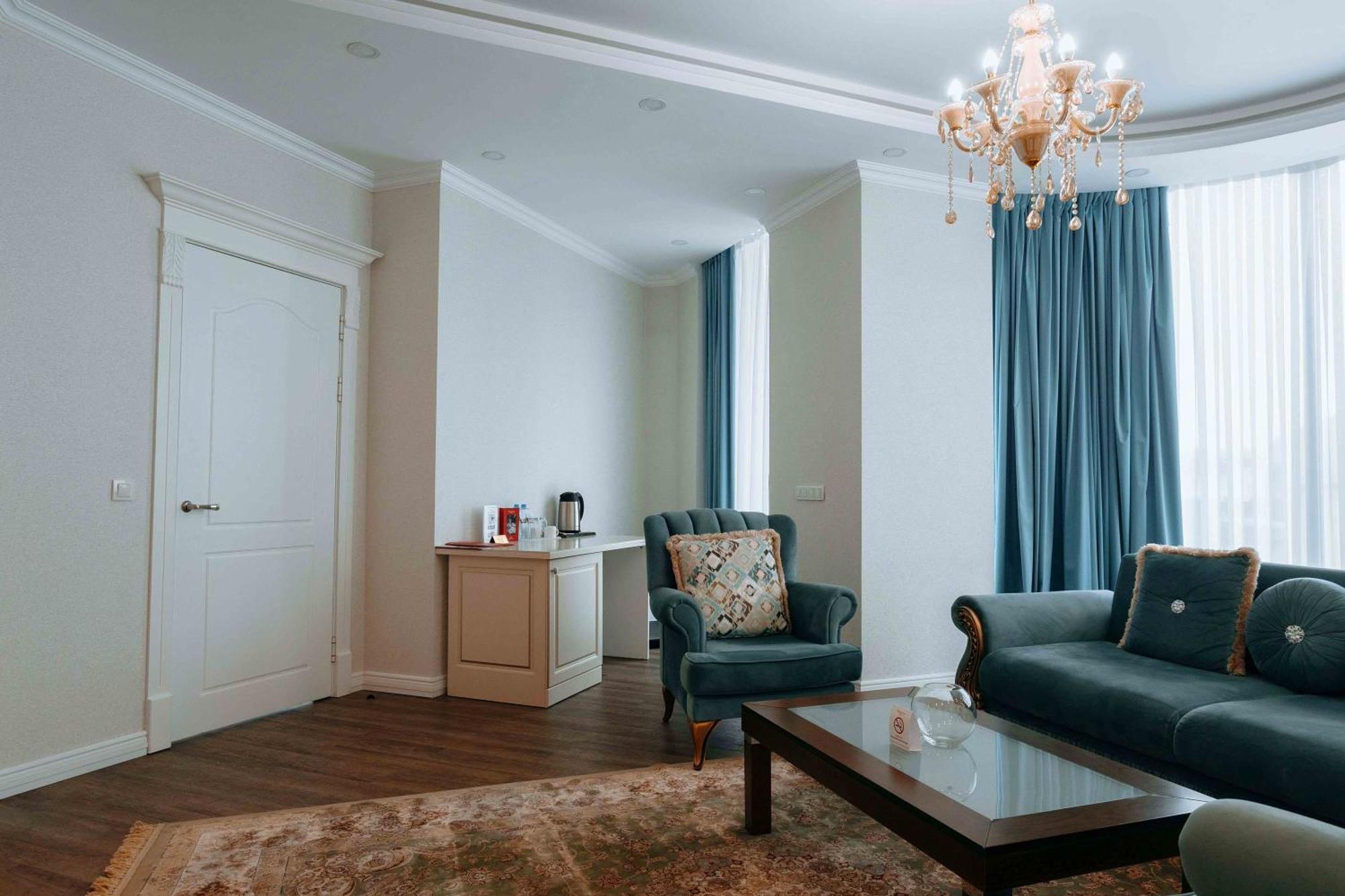 Ramada By Wyndham Shymkent Hotell Exteriör bild