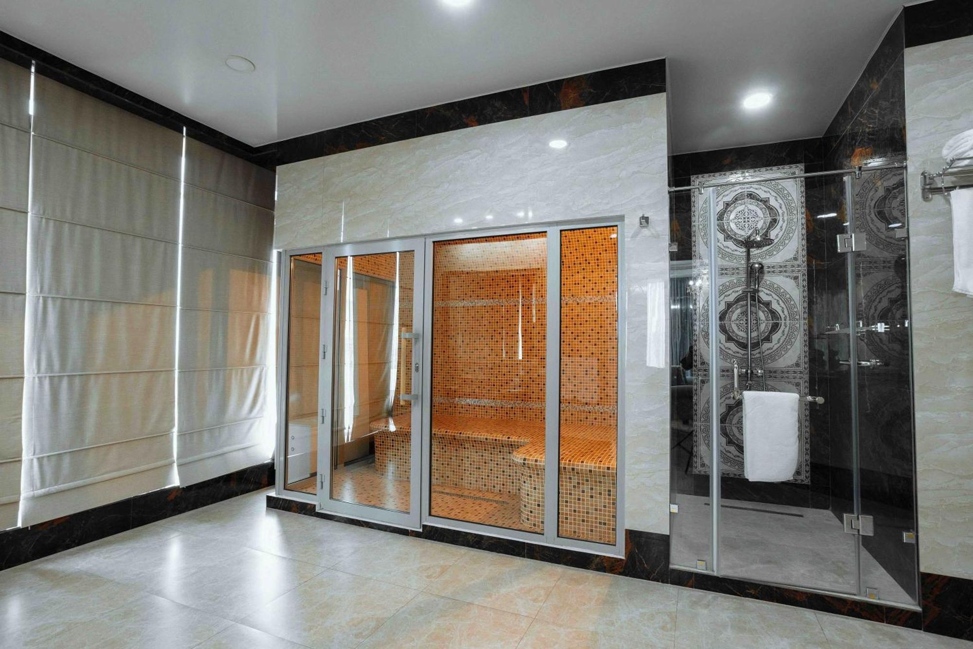 Ramada By Wyndham Shymkent Hotell Exteriör bild