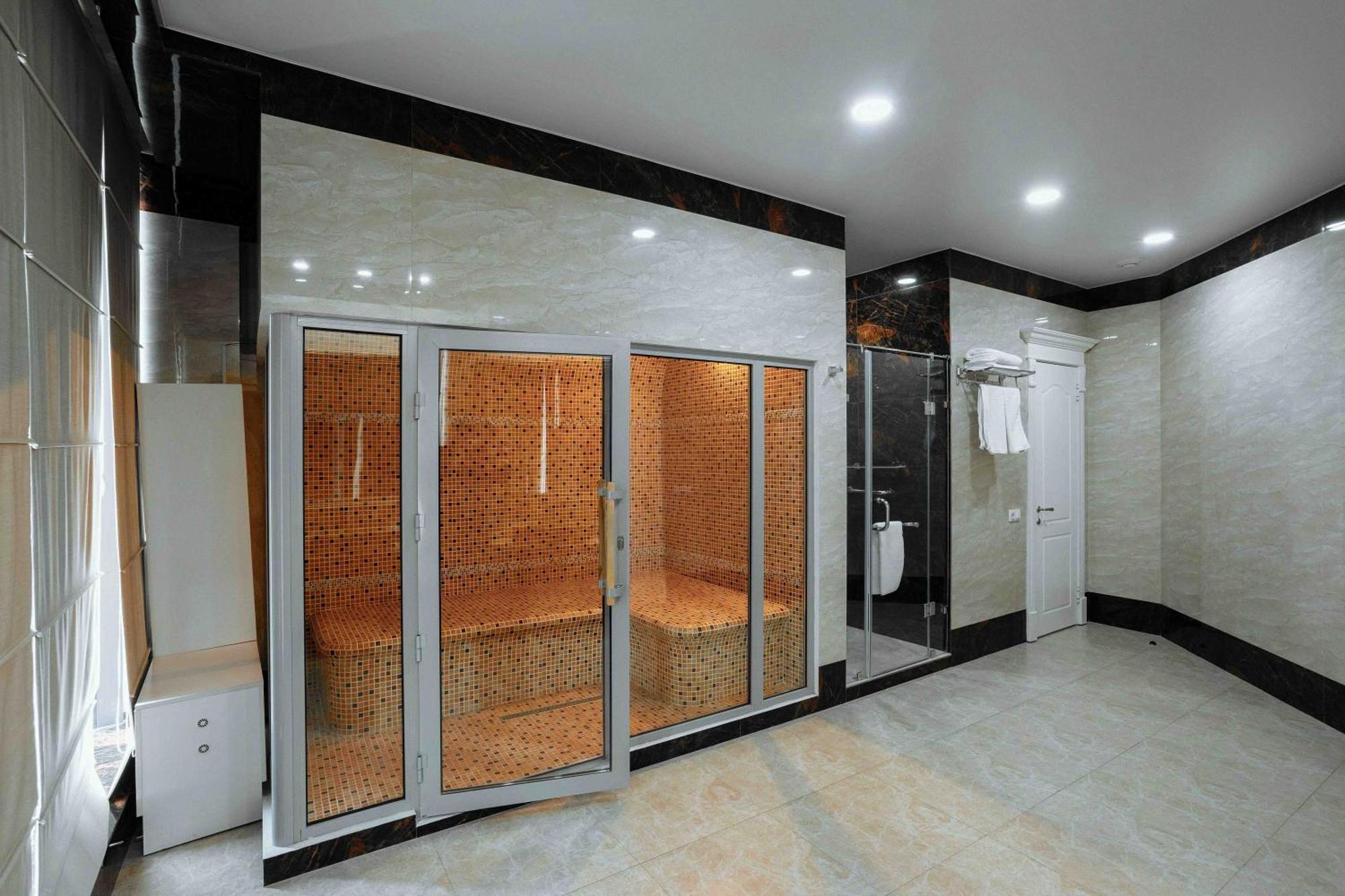 Ramada By Wyndham Shymkent Hotell Exteriör bild
