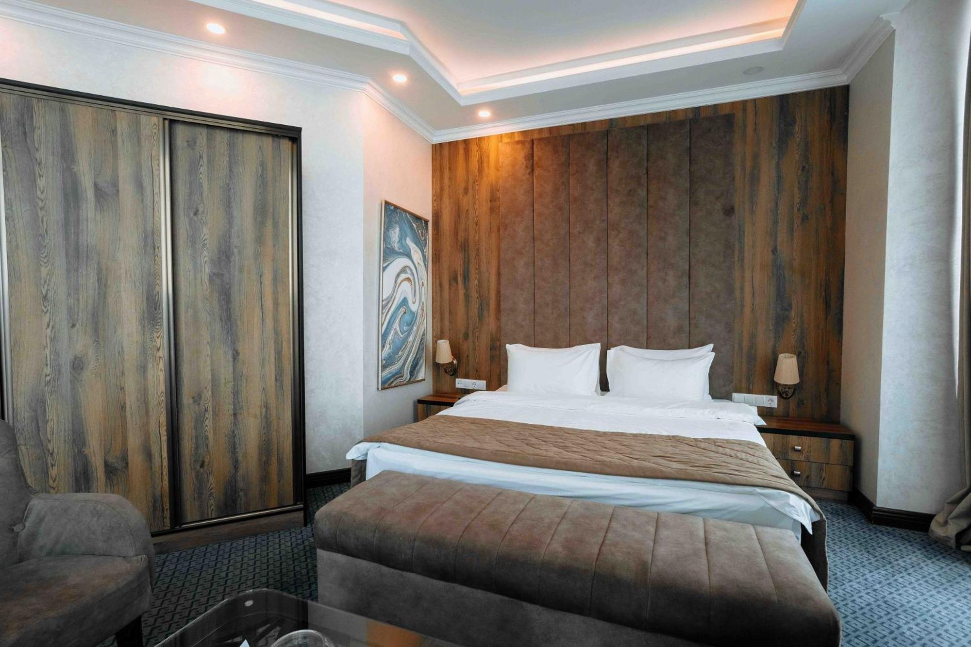 Ramada By Wyndham Shymkent Hotell Exteriör bild