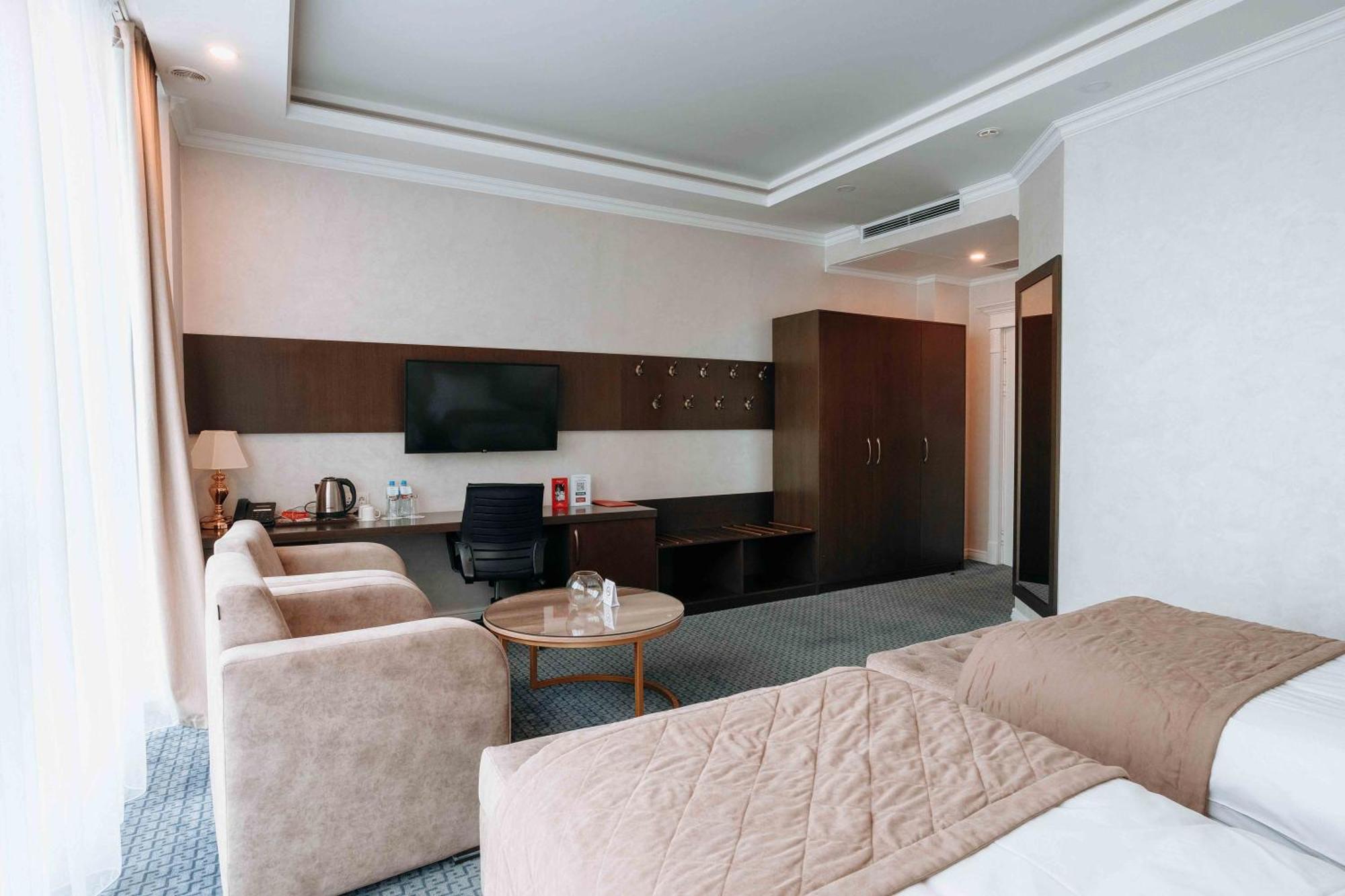 Ramada By Wyndham Shymkent Hotell Exteriör bild