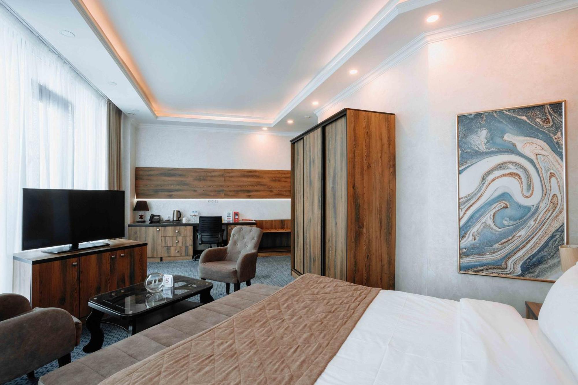 Ramada By Wyndham Shymkent Hotell Exteriör bild