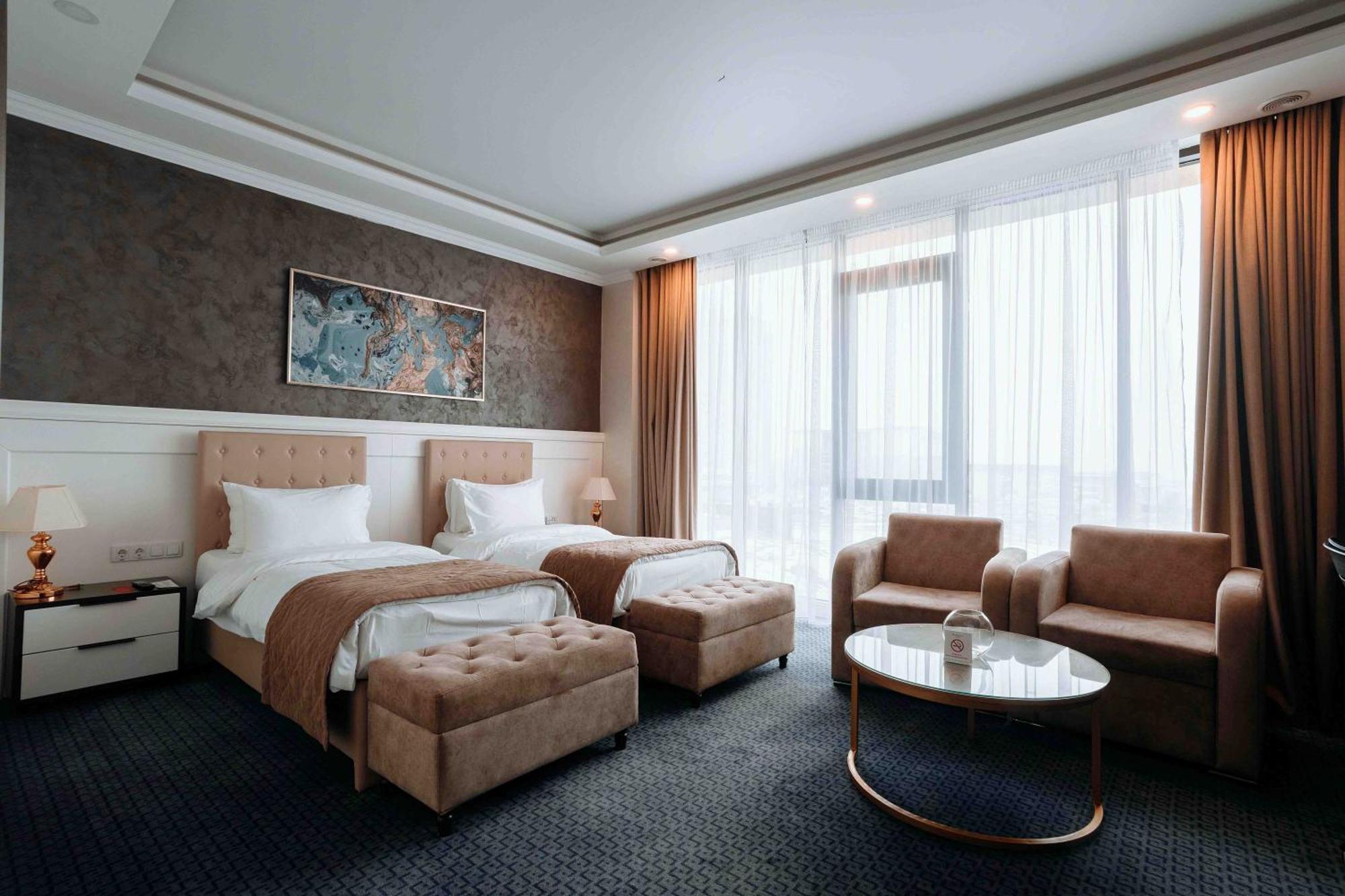 Ramada By Wyndham Shymkent Hotell Exteriör bild