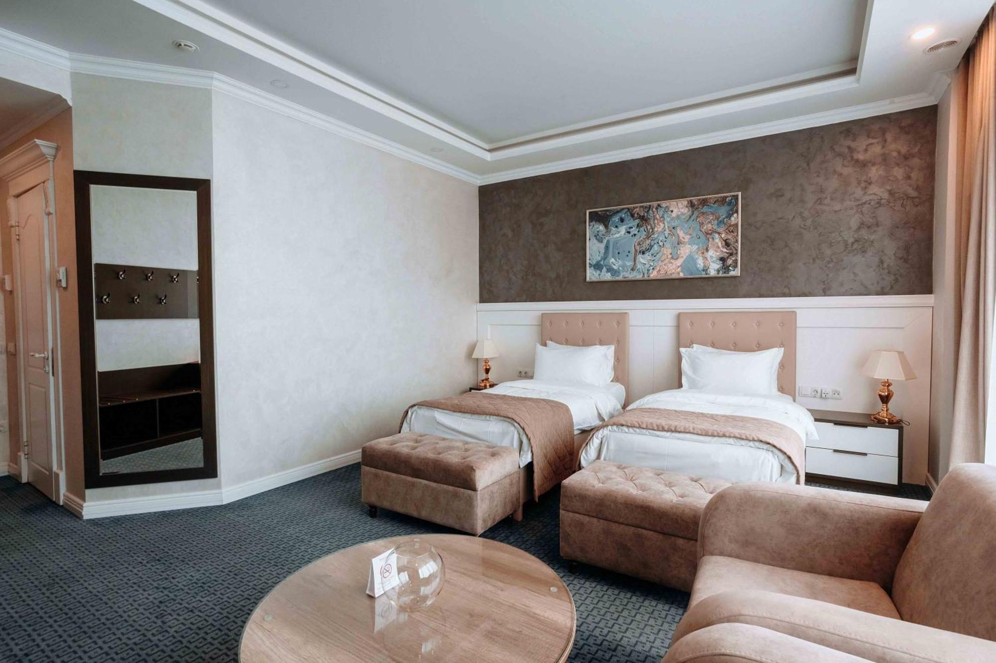 Ramada By Wyndham Shymkent Hotell Exteriör bild