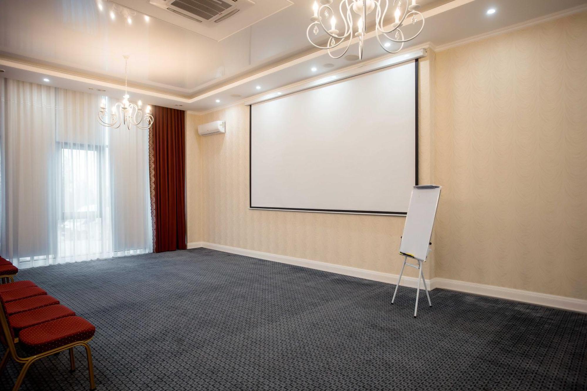 Ramada By Wyndham Shymkent Hotell Exteriör bild