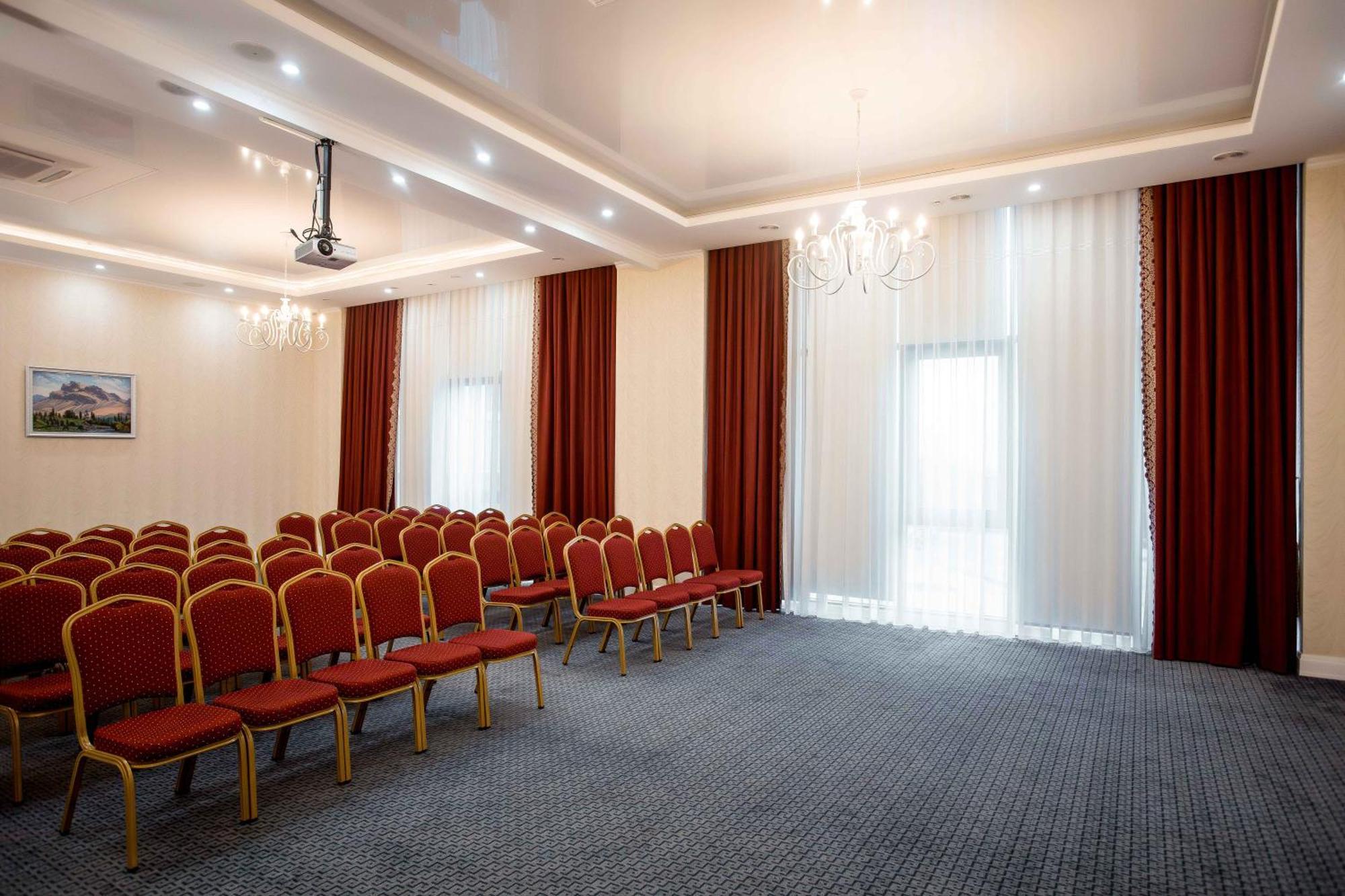 Ramada By Wyndham Shymkent Hotell Exteriör bild