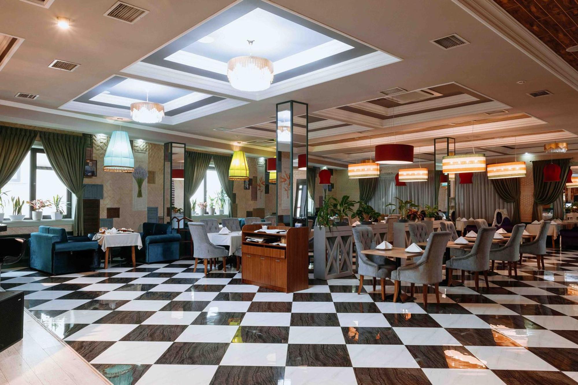 Ramada By Wyndham Shymkent Hotell Exteriör bild