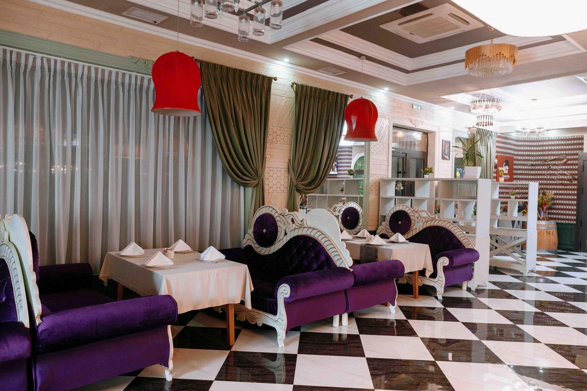 Ramada By Wyndham Shymkent Hotell Exteriör bild