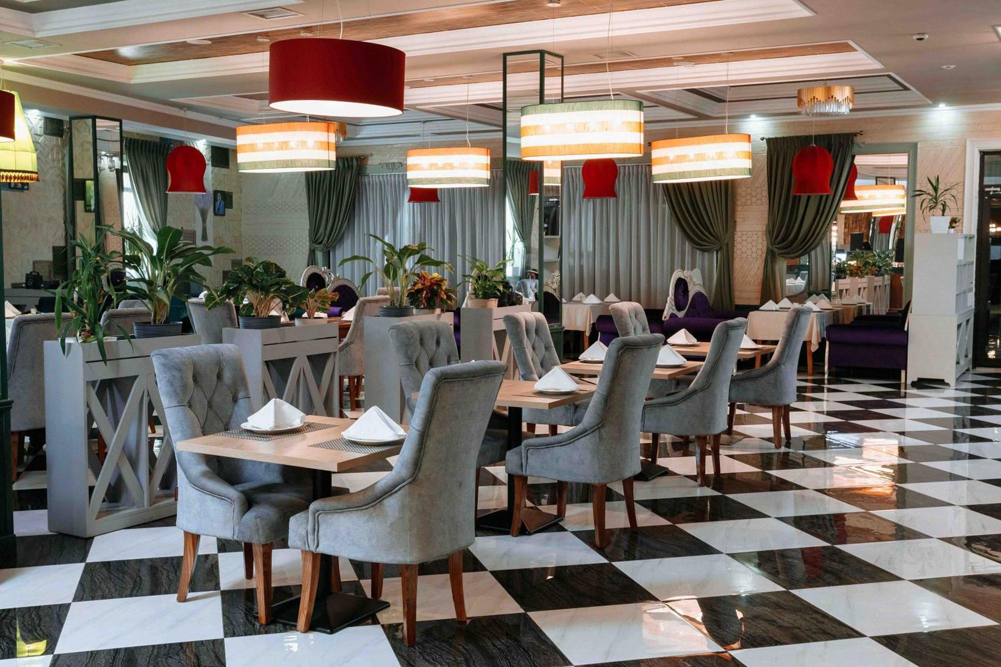 Ramada By Wyndham Shymkent Hotell Exteriör bild