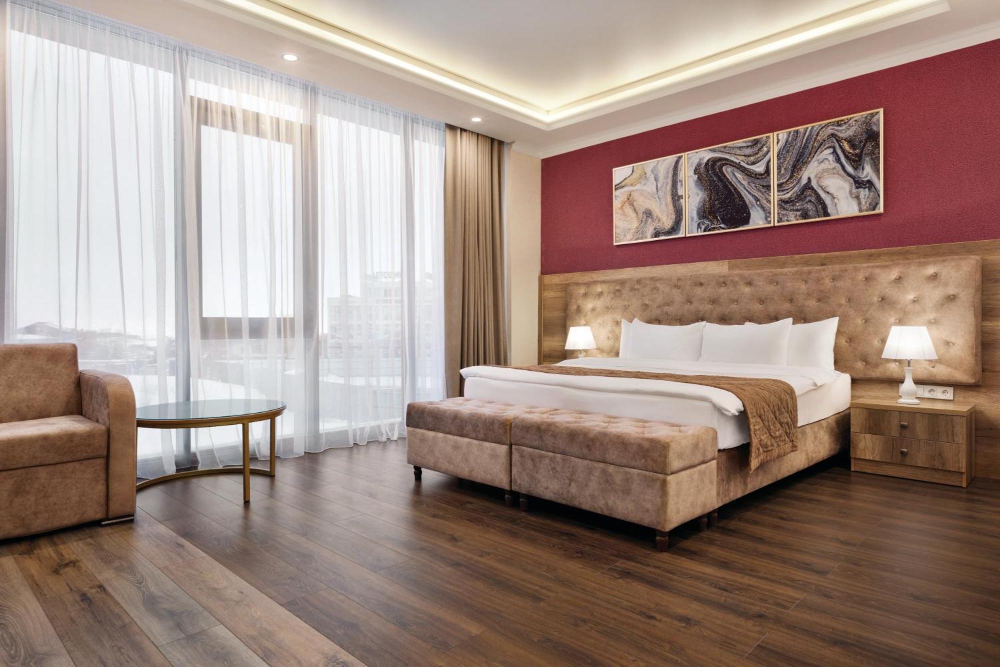 Ramada By Wyndham Shymkent Hotell Exteriör bild
