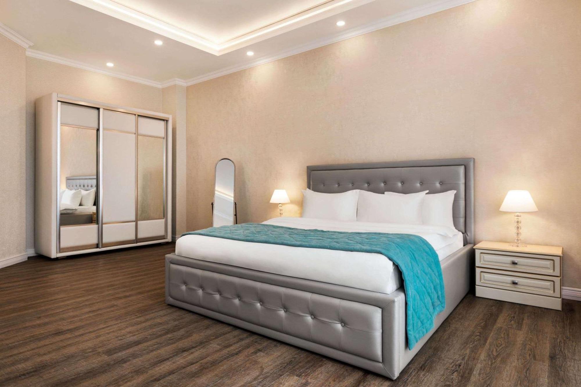 Ramada By Wyndham Shymkent Hotell Exteriör bild