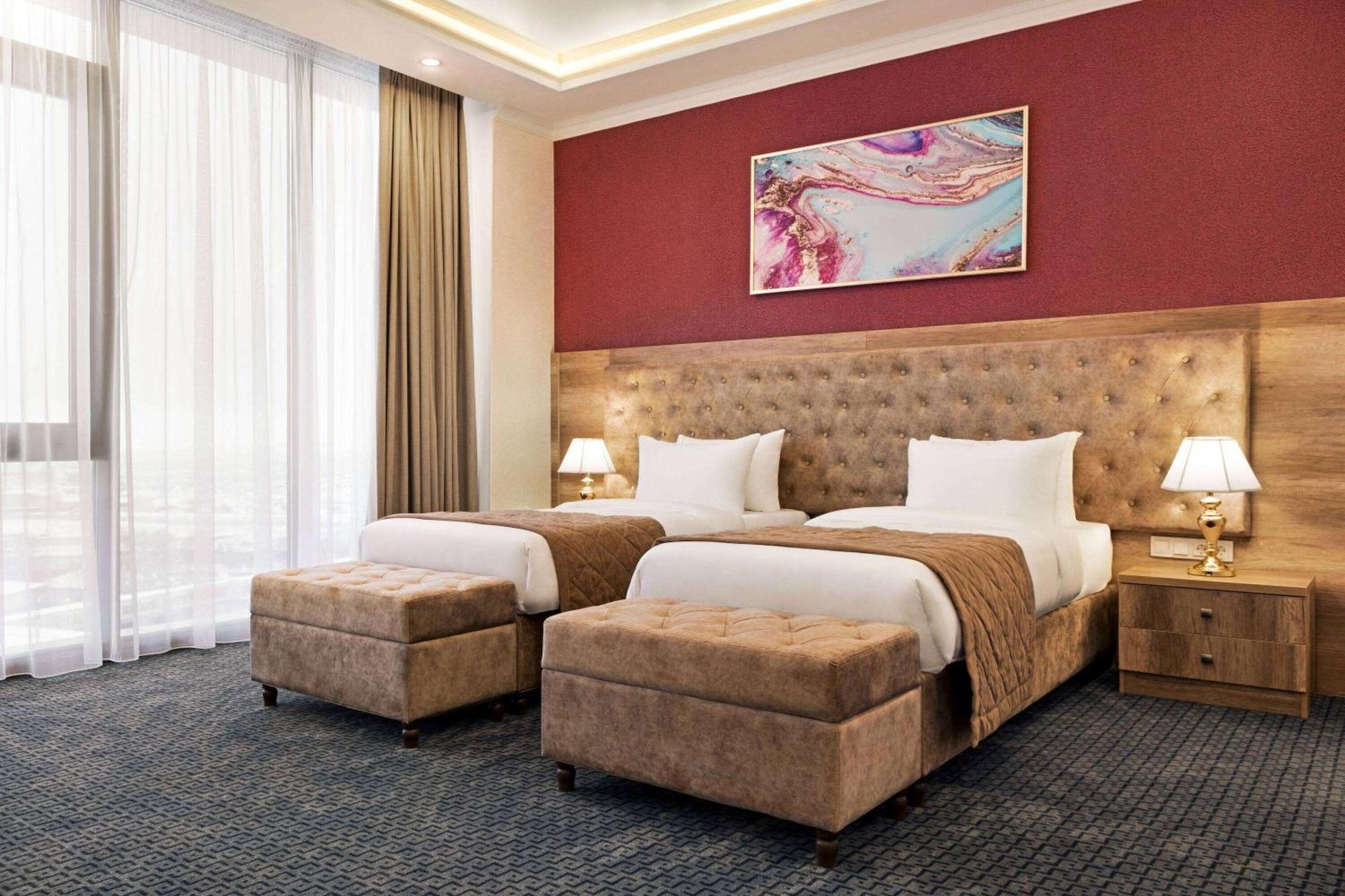 Ramada By Wyndham Shymkent Hotell Exteriör bild