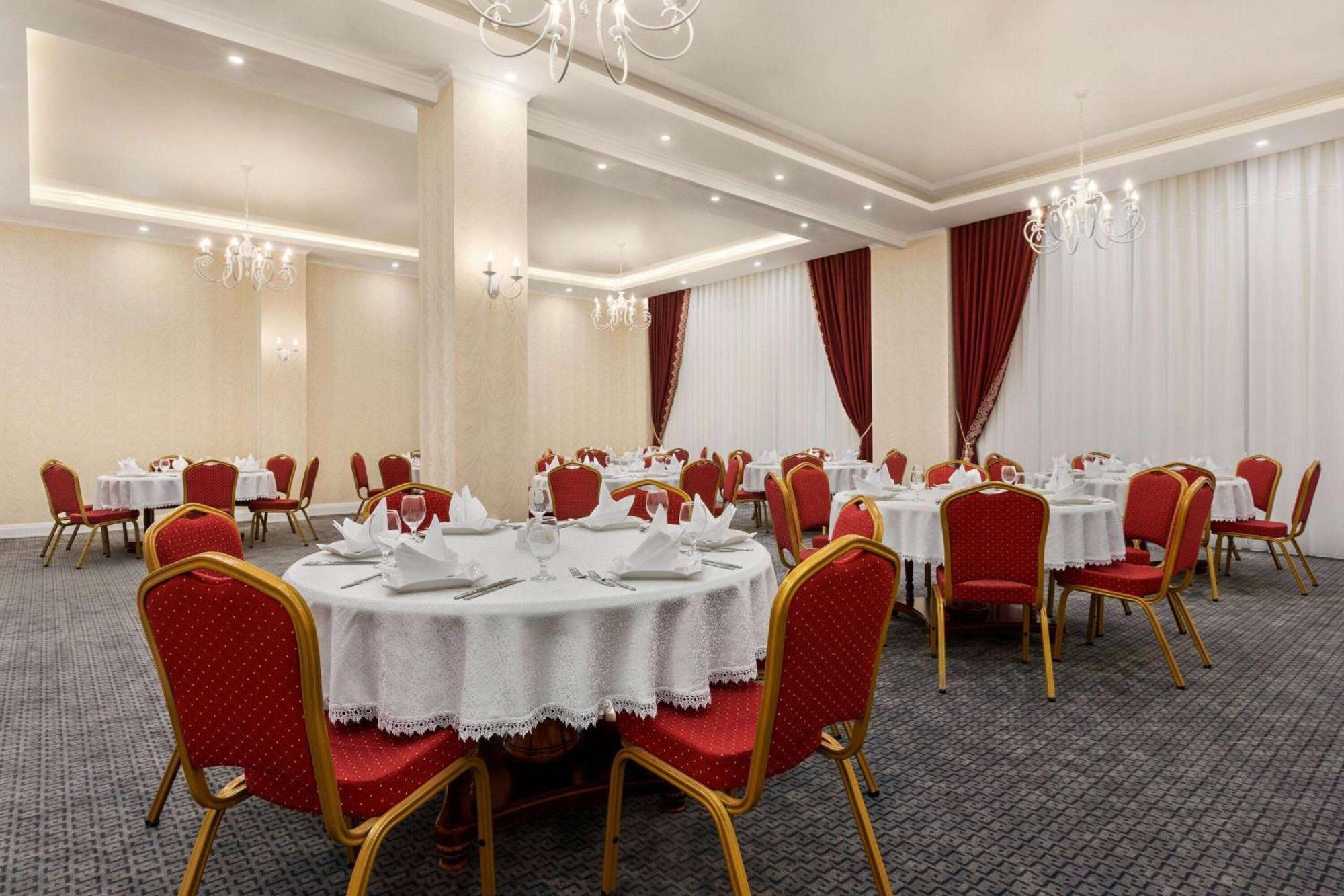 Ramada By Wyndham Shymkent Hotell Exteriör bild