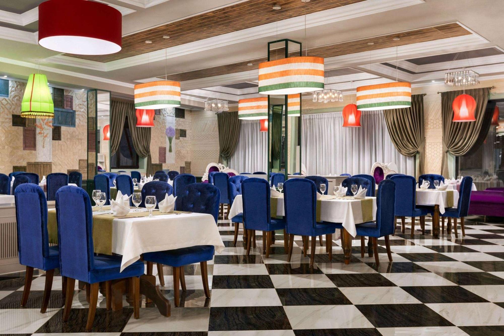 Ramada By Wyndham Shymkent Hotell Exteriör bild