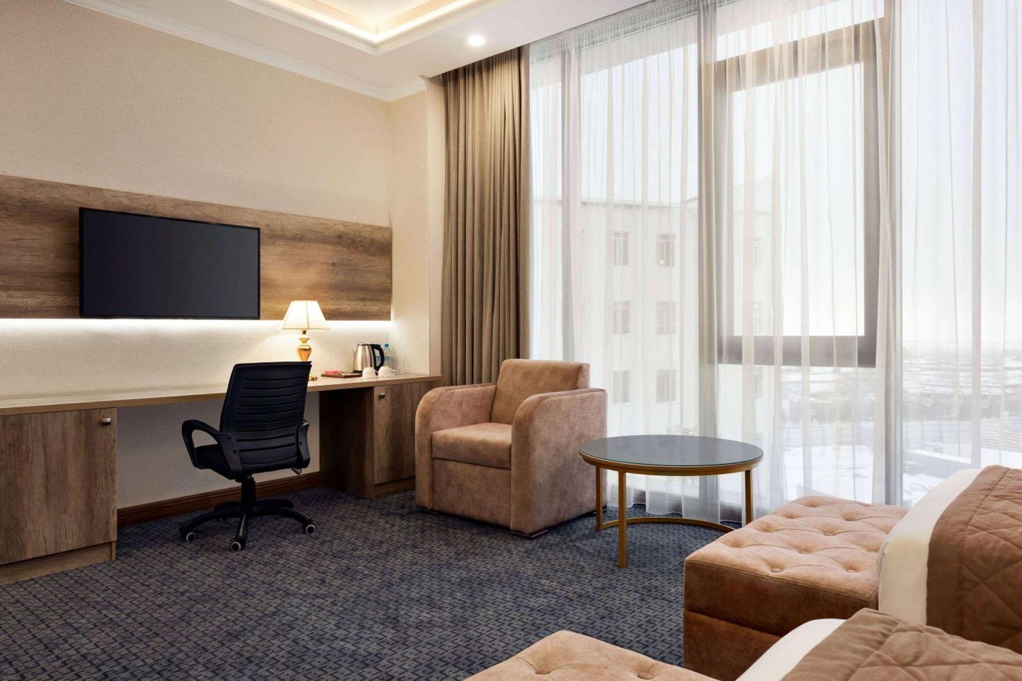 Ramada By Wyndham Shymkent Hotell Exteriör bild