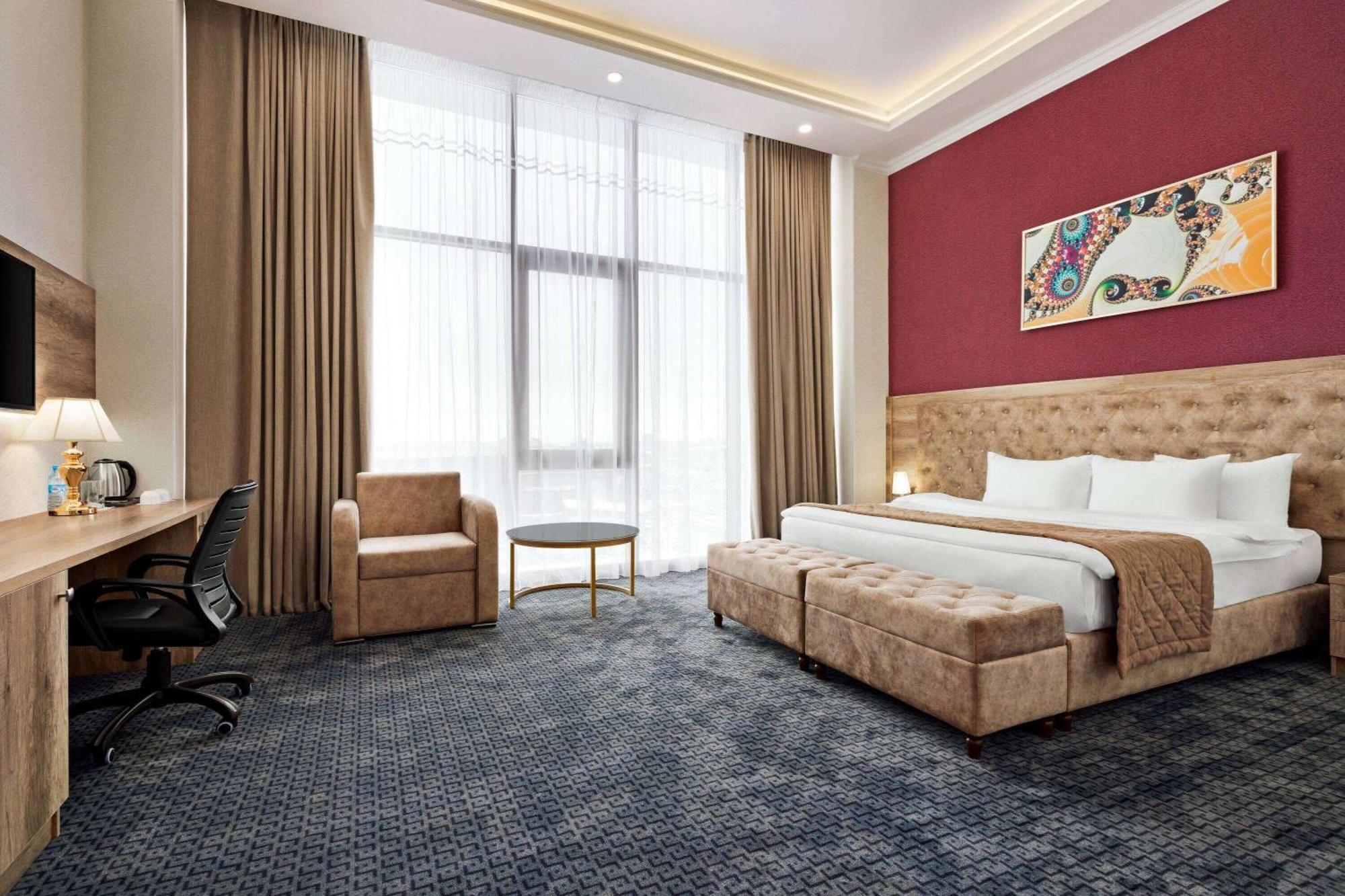 Ramada By Wyndham Shymkent Hotell Exteriör bild