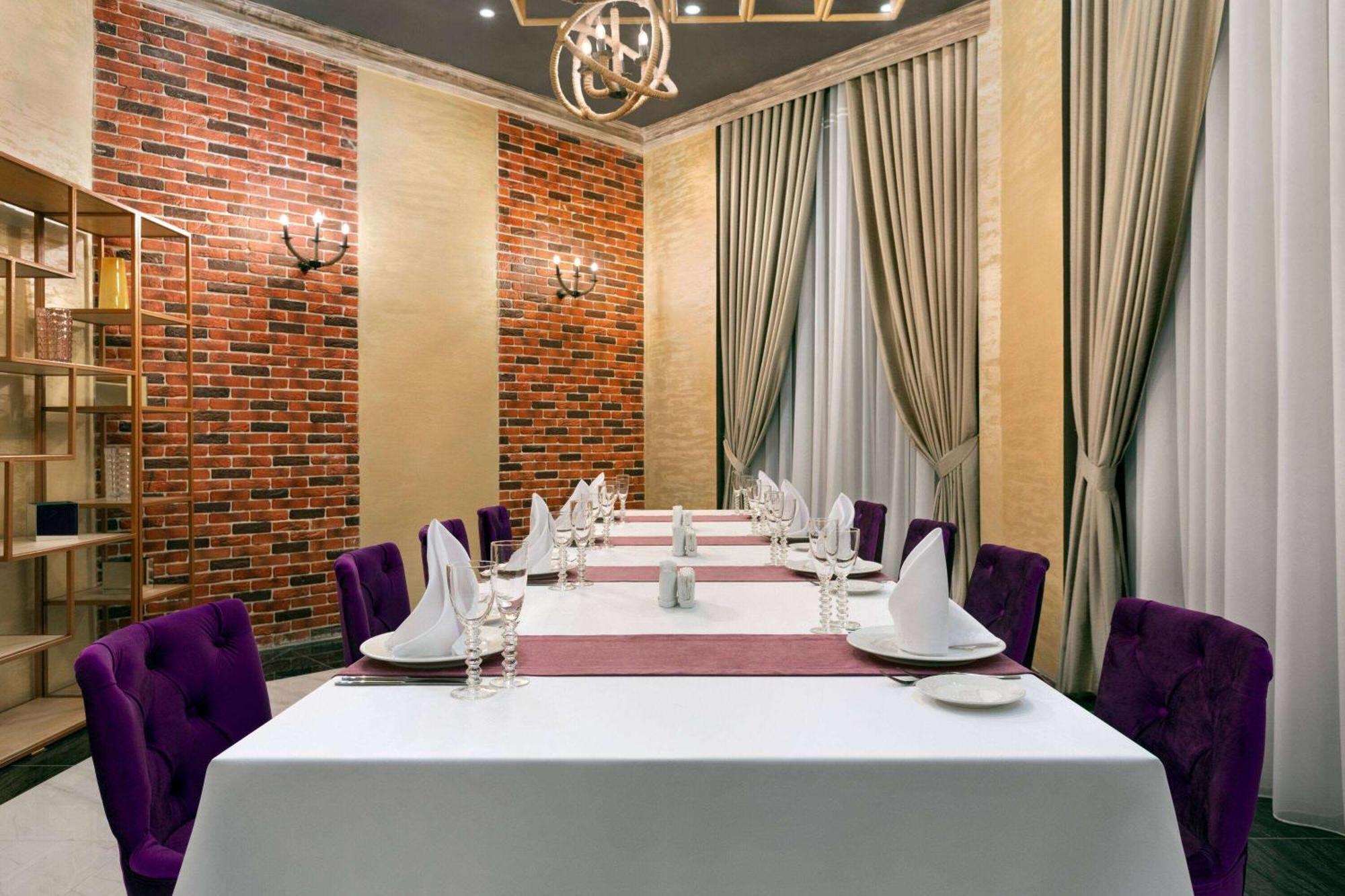 Ramada By Wyndham Shymkent Hotell Exteriör bild