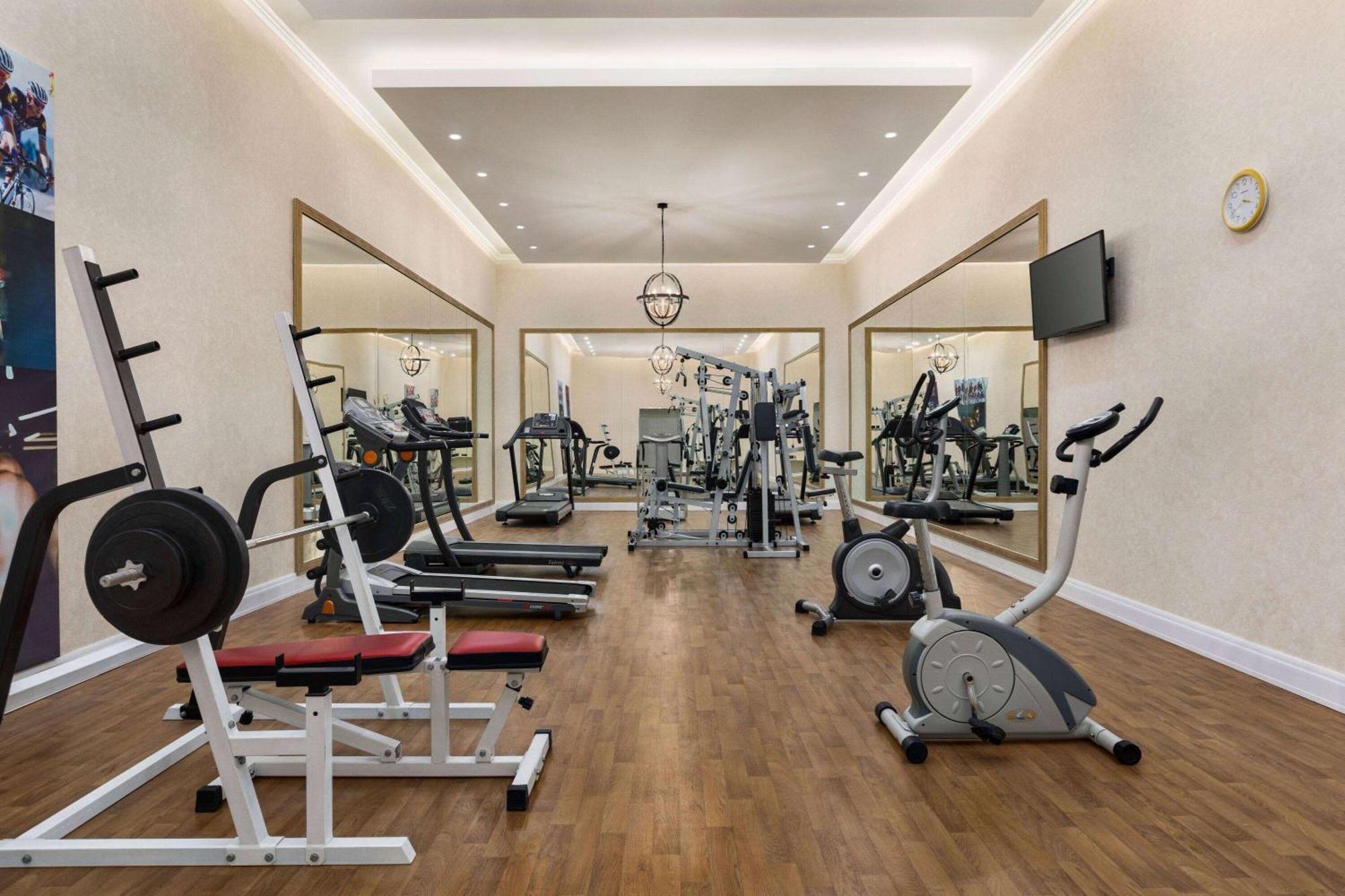 Ramada By Wyndham Shymkent Hotell Exteriör bild