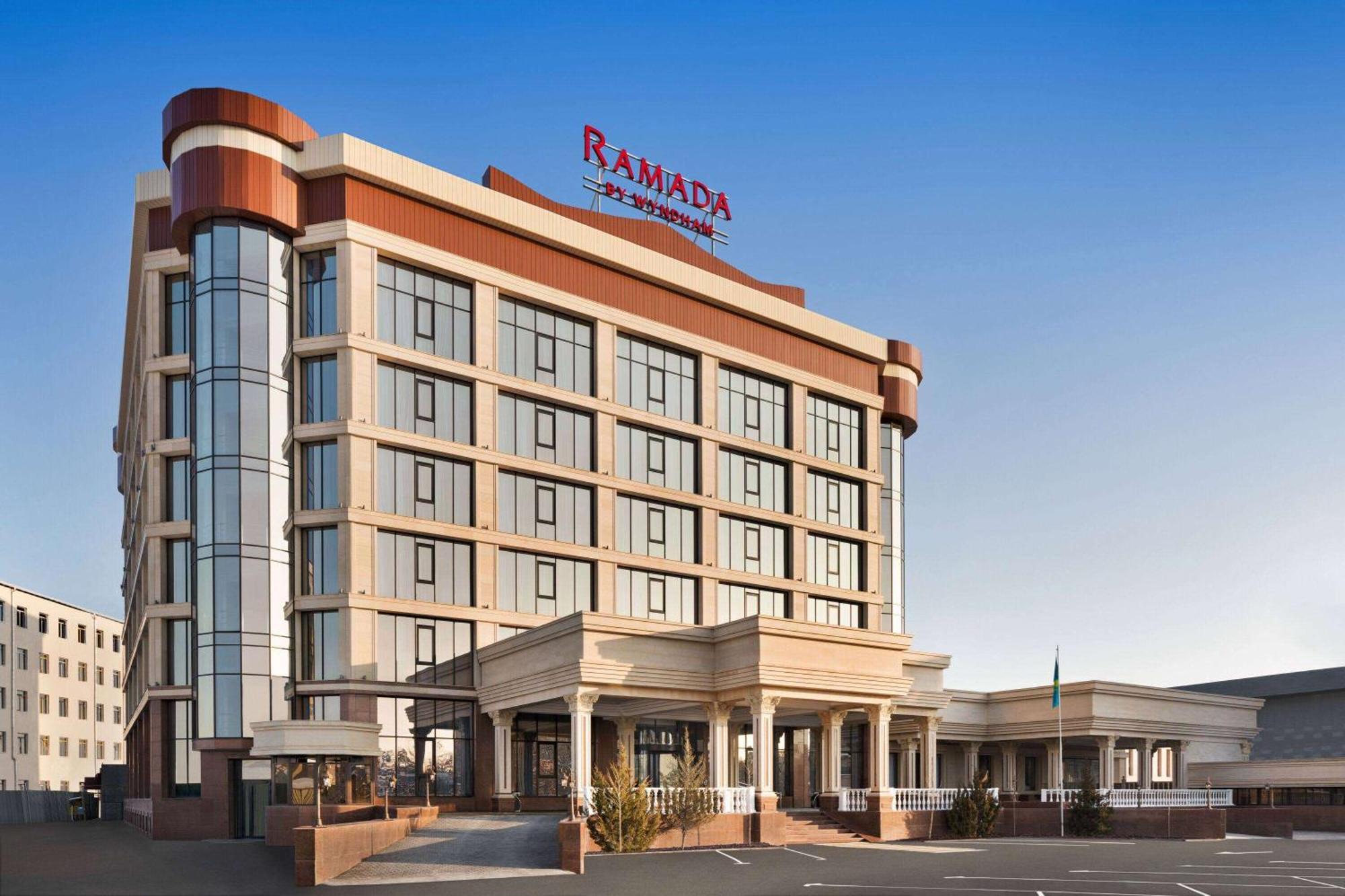 Ramada By Wyndham Shymkent Hotell Exteriör bild