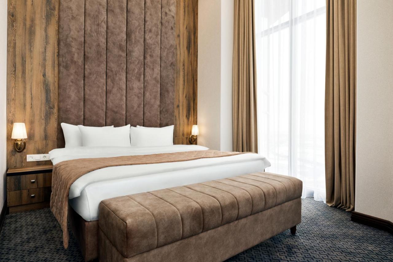 Ramada By Wyndham Shymkent Hotell Exteriör bild