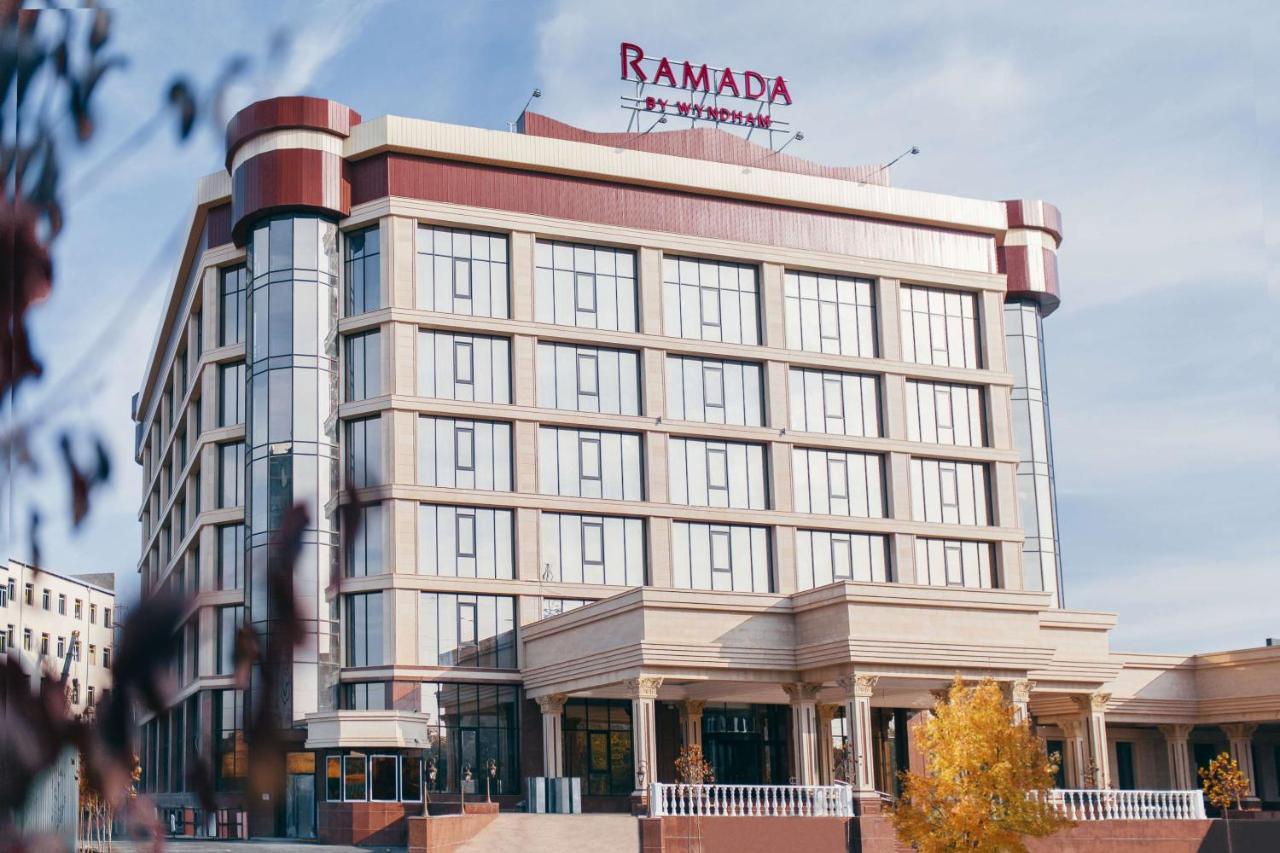 Ramada By Wyndham Shymkent Hotell Exteriör bild