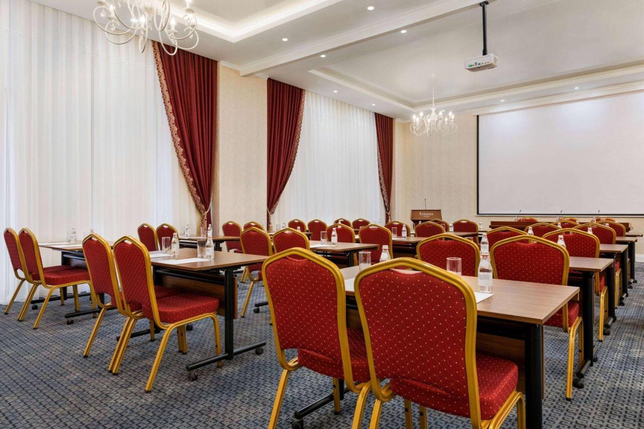 Ramada By Wyndham Shymkent Hotell Exteriör bild
