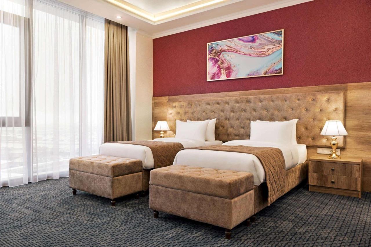 Ramada By Wyndham Shymkent Hotell Exteriör bild