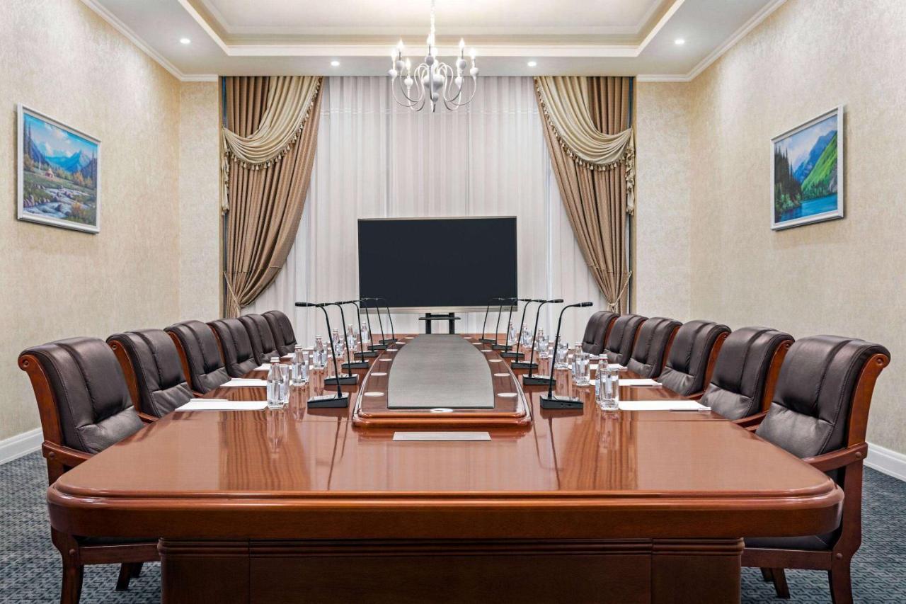Ramada By Wyndham Shymkent Hotell Exteriör bild