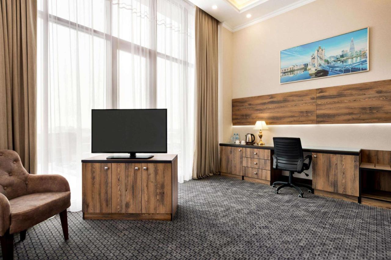 Ramada By Wyndham Shymkent Hotell Exteriör bild