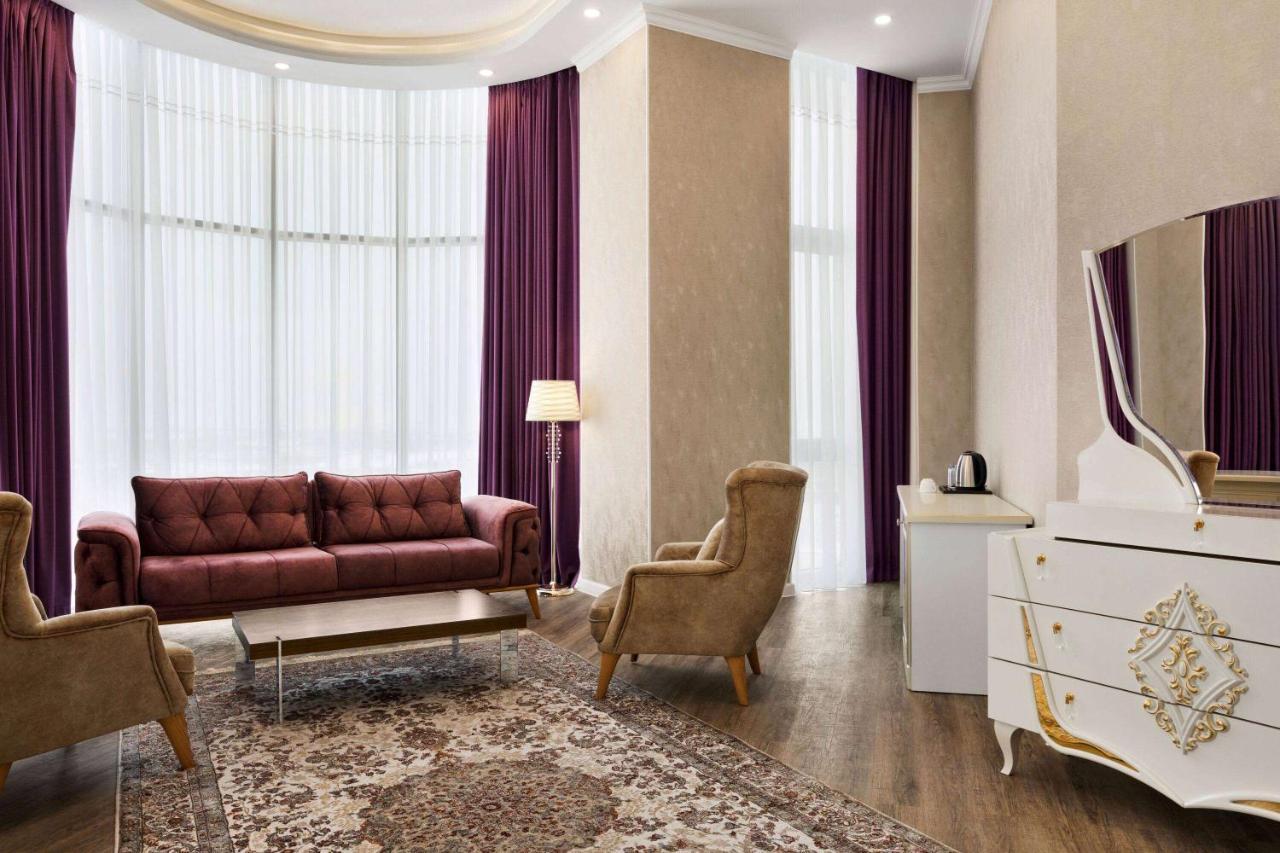 Ramada By Wyndham Shymkent Hotell Exteriör bild